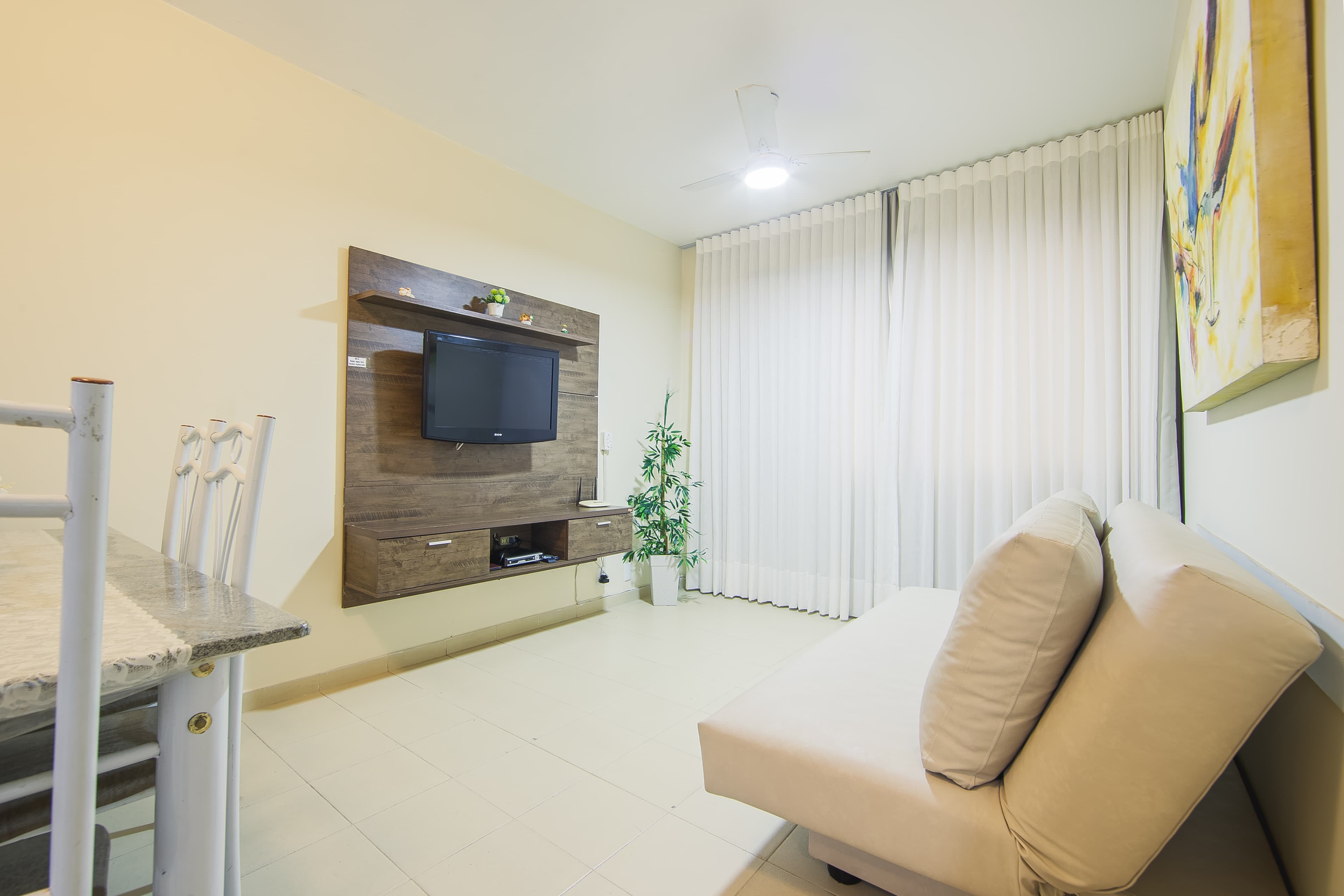 Sala ampla e bem iluminada