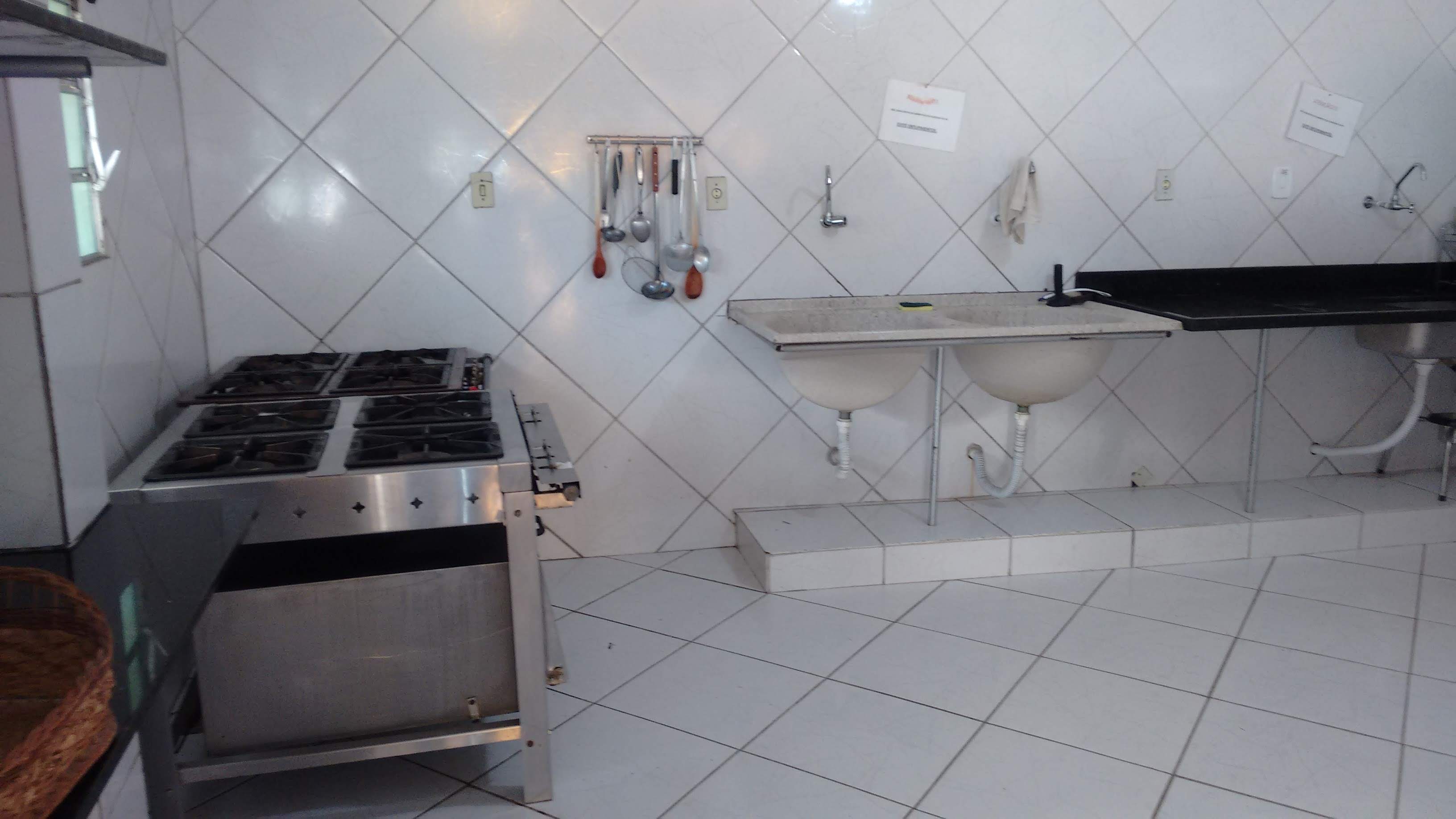 Cozinha industrial equipada para grandes grupos