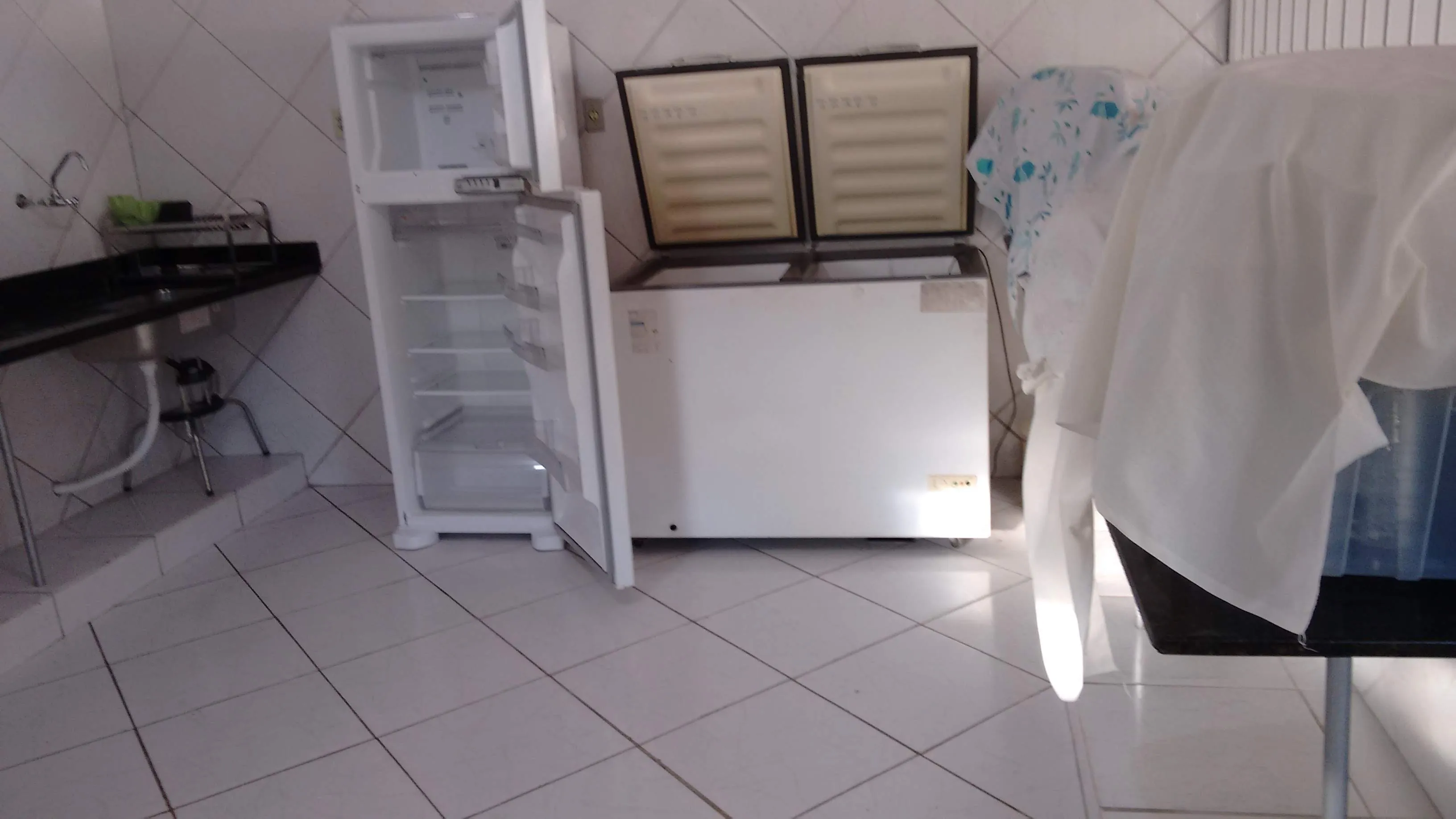 Área de preparo e bancadas industriais