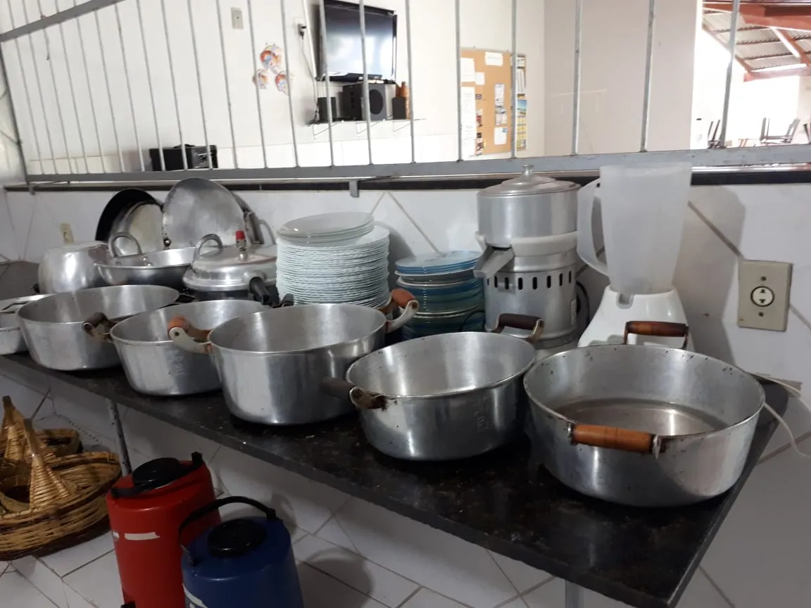 Setor de lavagem e organização de panelas