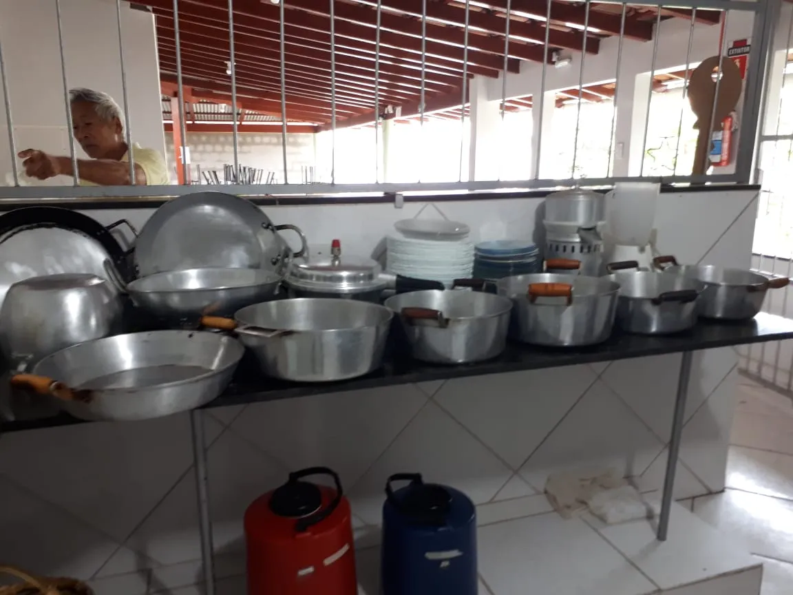 Bancada de serviço com fogão industrial