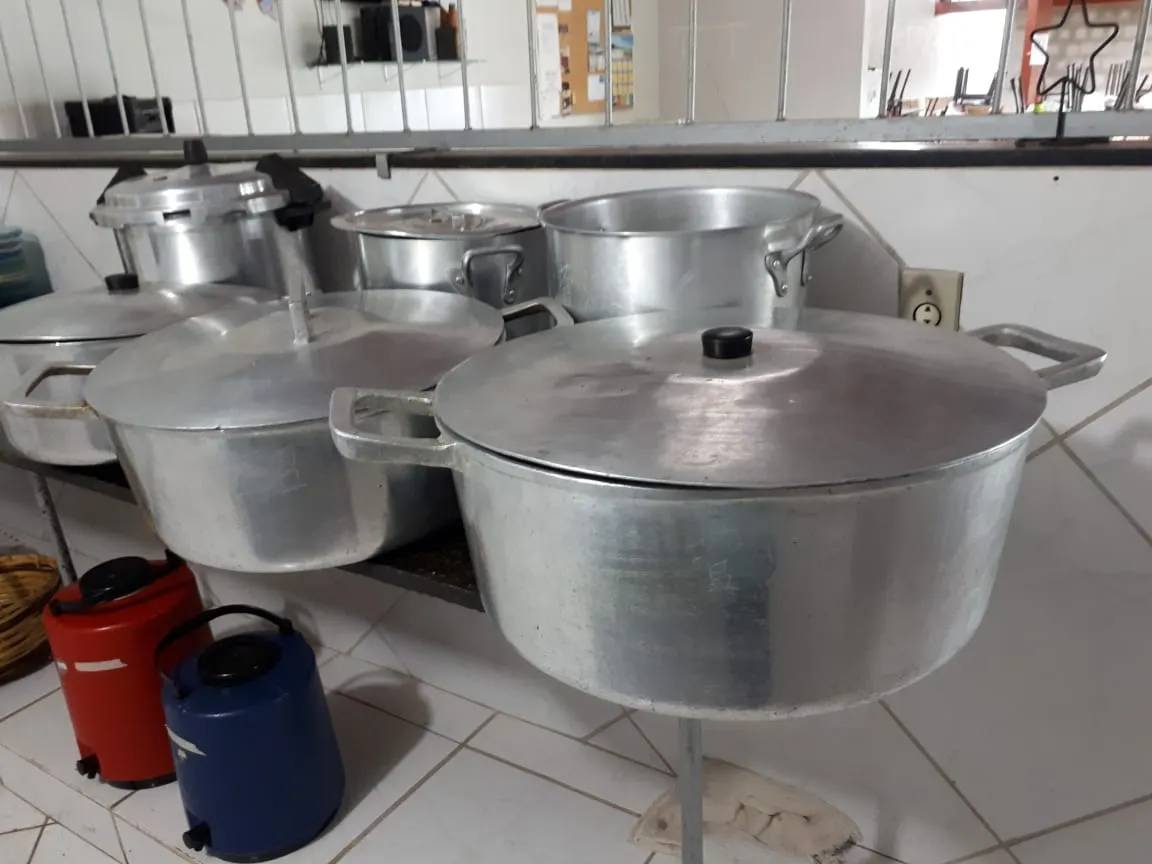 Prateleiras e organização de mantimentos