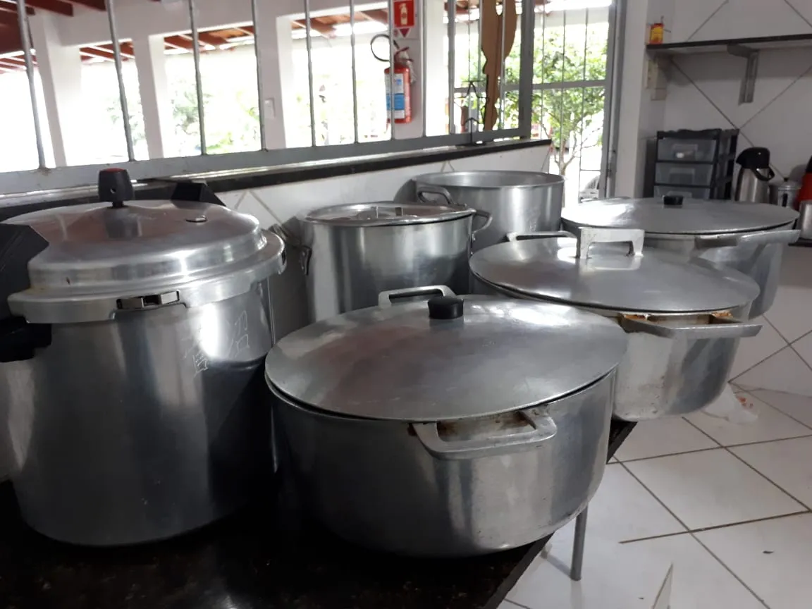 Utensílios e estoque de panelas grandes