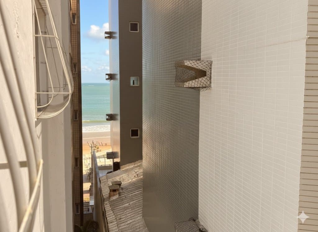 Vista lateral do mar