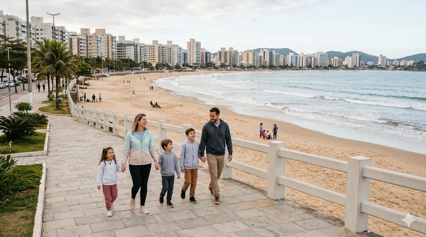 Família caminhando pela orla da Praia do Morro em Guarapari
