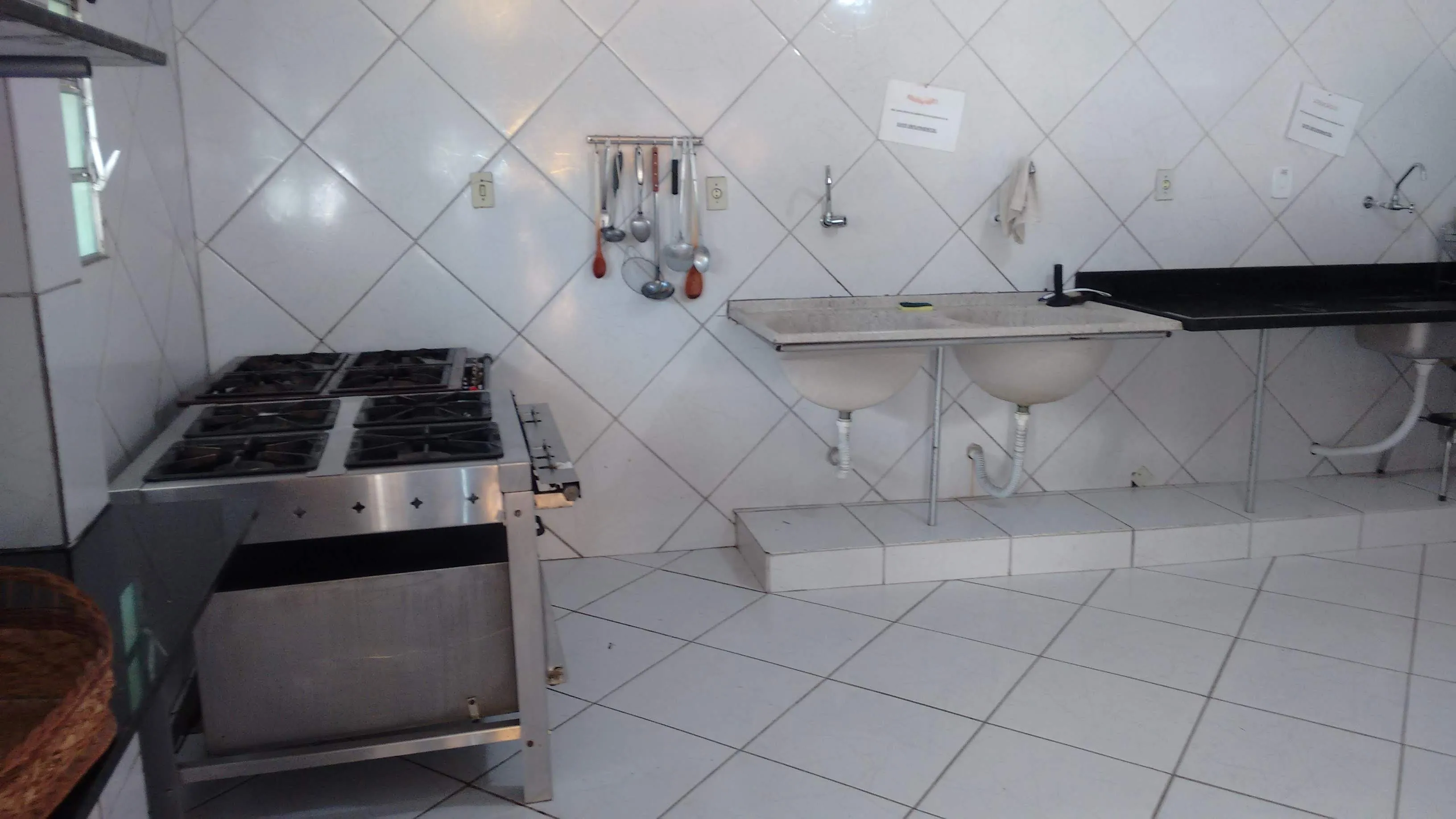 Cozinha ampla e equipada para grupos grandes